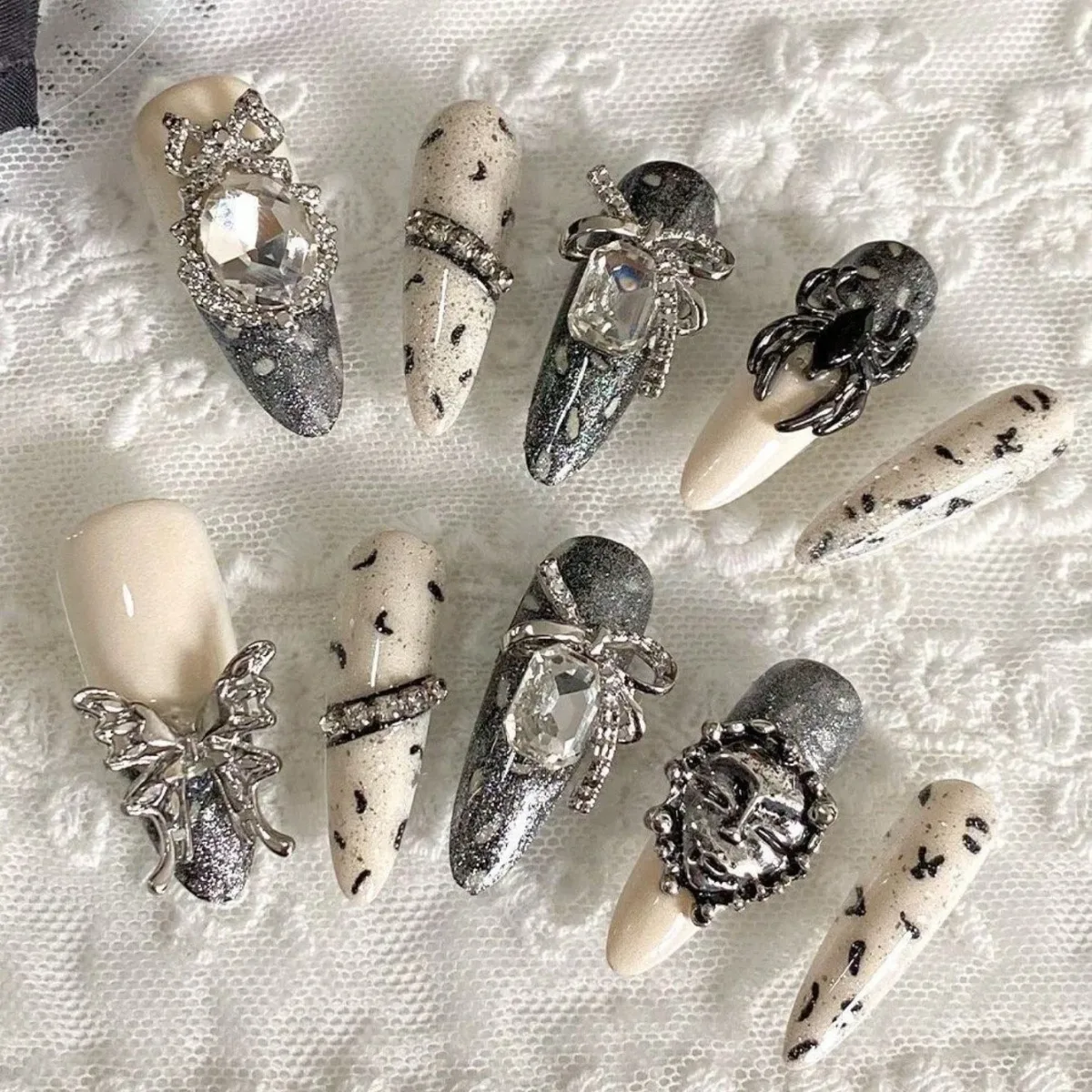 Faux ongles amande blancs, motif papillon