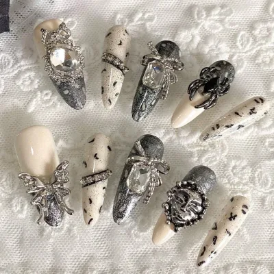 Faux ongles amande blancs, motif papillon