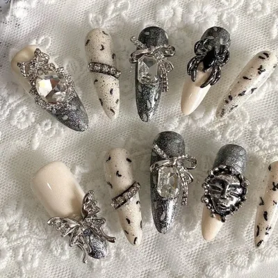 Faux ongles amande blancs, motif papillon – image 2