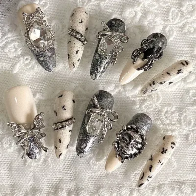 Faux ongles amande blancs, motif papillon – image 3