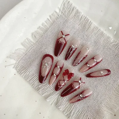 Faux ongles amande rouge vin avec nœud papillon