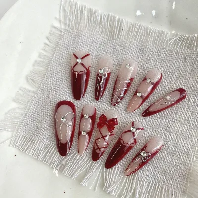 Faux ongles amande rouge vin avec nœud papillon – image 2